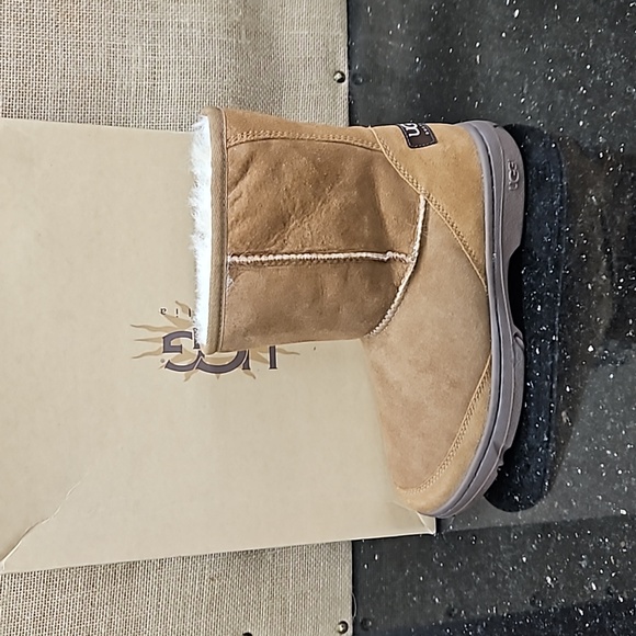 NEW UGG KIDS ULTIMATE SHORT CHESTNUT